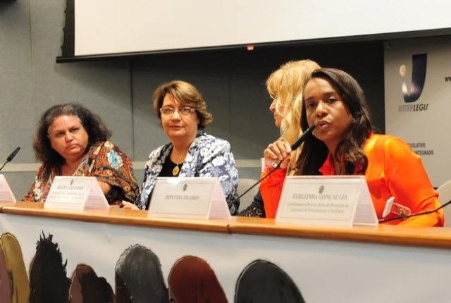 Tia Eron defende medidas de proteção às mulheres para evitar vingança pornô na internet 