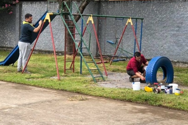 Tiago Ilha ajuda comunidade a revitalizar escola em Farroupilha