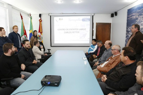 Projeto de Tiago Ilha sobre palco multiuso é apresentado a entidades de Farroupilha