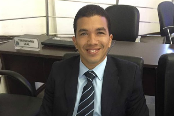 Vereador Toinho do Judô pede revitalização de praça e reforma de BR em Irecê (BA)