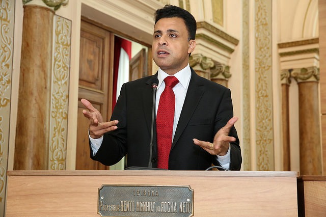 Valdemir Soares solicita sinalização em via de Curitiba