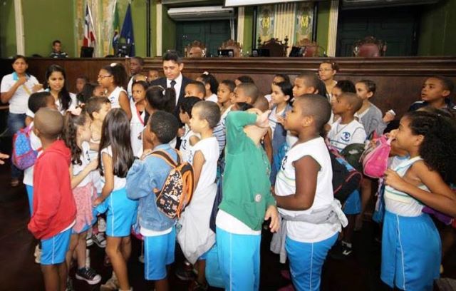 vereador-luiz-carlos-prb-comemora-dia-do-estudante-em-salvador-foto-ascom-18-08-15-02