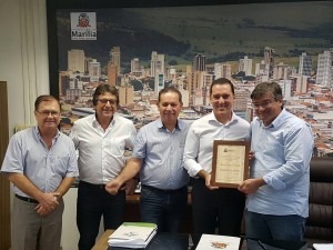vinicius-carvalho-prb-recebe-titulos-de-visitante-ilustre-e-hospede-oficial-de-marilia-foto-dani-guerson-28-03-17-02