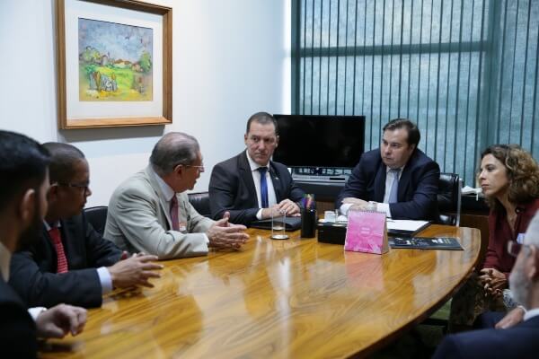 Vinicius Carvalho debate direitos autorais com Rodrigo Maia