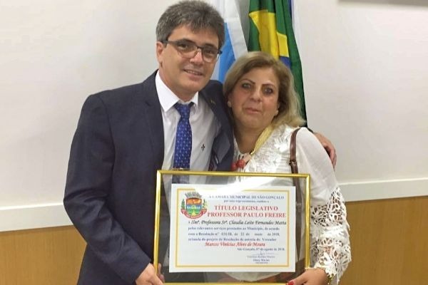 Câmara homenageia professora pelos 31 anos de dedicação à educação de São Gonçalo
