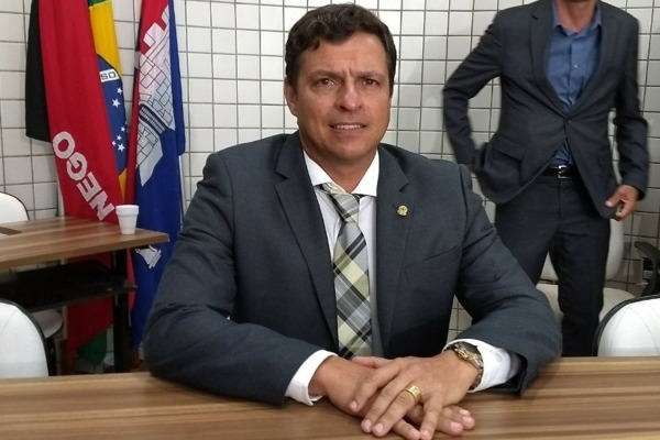 Vereador Vitor Hugo assume a Prefeitura de Cabedelo (PB)