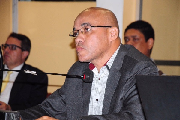 Washington Uchôa pede a construção de mais escolas em Volta Redonda