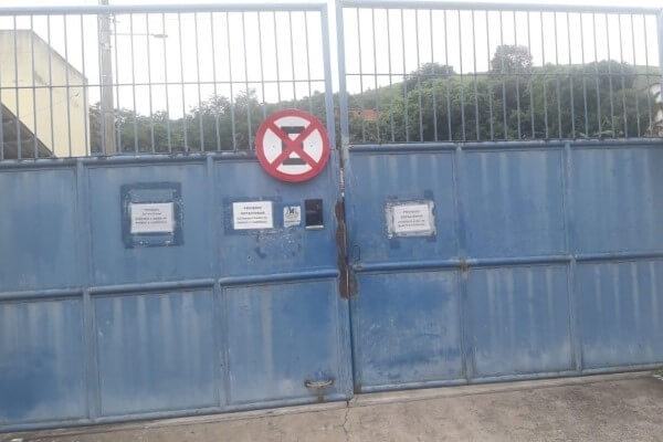 Placa de proibido estacionar é instalada em portão de escola em Volta Redonda