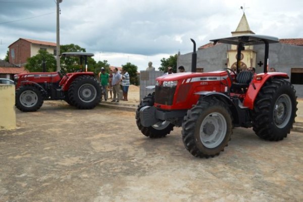 Weber Araújo comemora entrega de implementos agrícolas para comunidades de Russas