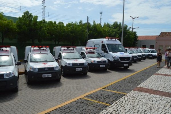 Weber Araújo entrega 11 ambulâncias em Russas