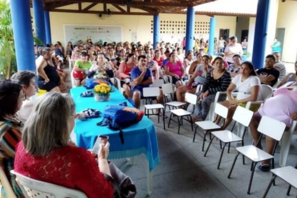 Weber Araújo entrega mochilas e sandálias para alunos da rede pública de Russas (CE) Weber Araújo entrega mochilas e sandálias para alunos da rede pública de Russas (CE)