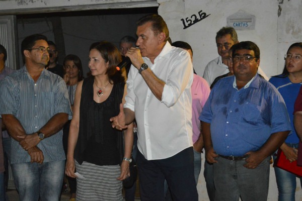 Weber Araújo inaugura pavimentação da Rua Padre Estevão em Russas (CE)