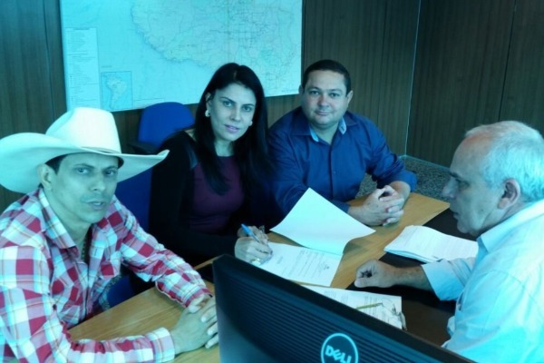 Wilson Tim participa da assinatura de convênio em Cacoal