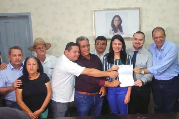 Wilson Tim participa da assinatura da ordem de serviços para pavimentação em Cacoal