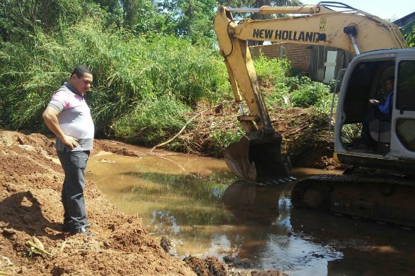 A pedido de Wilson Tim, Secretaria de Obras faz limpeza de rua em Cacoal (RO)