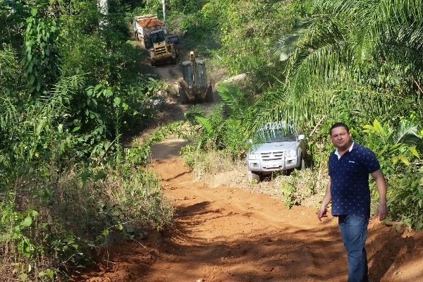 Vereador Wilson Tim fiscaliza obras da Linha Três em Cacoal (RO)