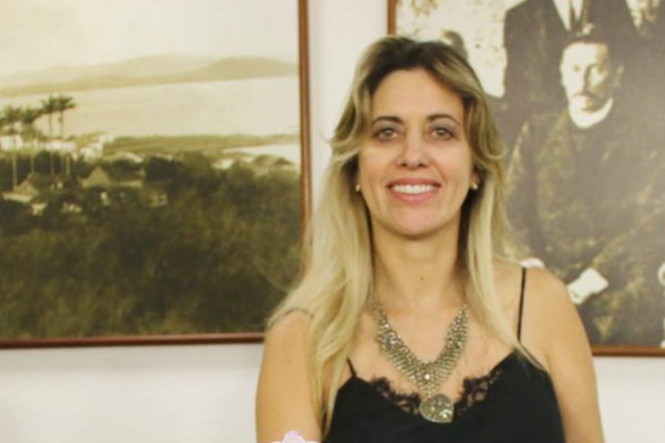 Cristina Sousa garante a inclusão de Libras na Câmara Municipal de São José (SC)