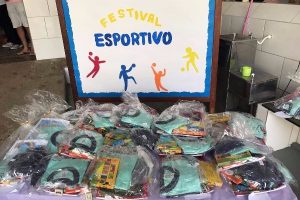 Prefeito Fred Brum entrega uniformes e material escolar para estudantes