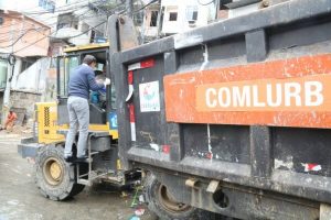 Outras ações postas em prática são limpeza e instalação de grades de proteção do principal canal da comunidade, operação tapa-buracos e desobstrução de ralos, além de melhoria da iluminação com a substituição de lâmpadas queimadas ou quebradas. A Comlurb tem feito a coleta diária de lixo e, no sábado passado, realizou uma operação especial na comunidade, em que removeu 137 toneladas de resíduos.