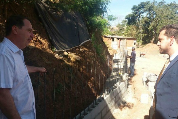 Marcos Abdala acompanha obras em comunidades de Piracicaba (SP)