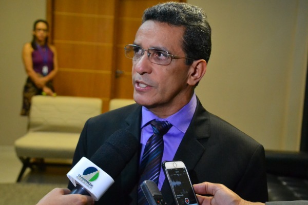 Mecias de Jesus propõe fim de cobrança para religar água e luz em Roraima