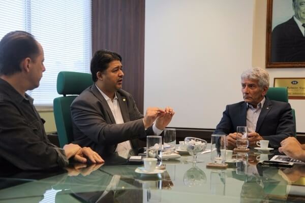 Roberto Sales apoia CRA-RJ no combate à obrigatoriedade do registro de boletos bancários