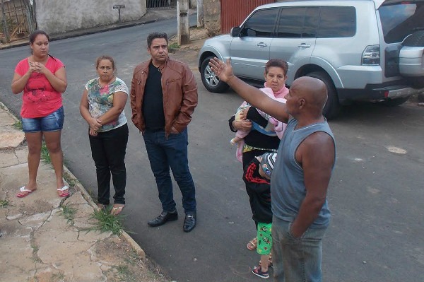 Robson Magela se reúne com moradores de bairro em Araxá (MG)
