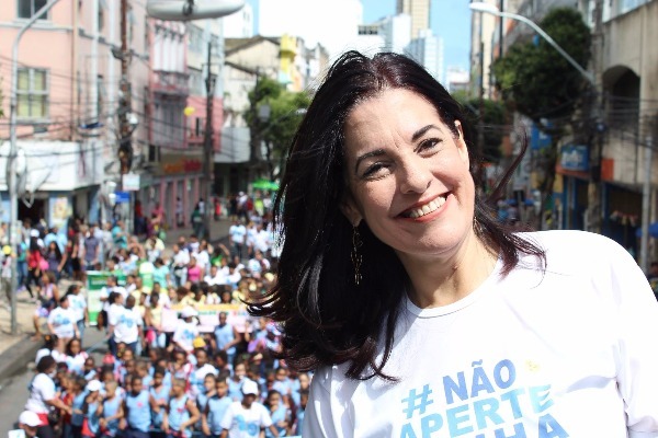 Rogéria Santos participa de caminhada em comemoração aos 27 anos do ECA em Salvador