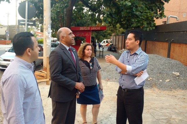 Em visita a hospital em Goiânia Rogério da Cruz confirma apoio às obras no local