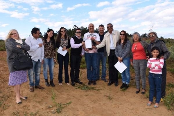 Sidney Oliveira apresenta terreno para construção de zoonose em Vitória da Conquista (BA)
