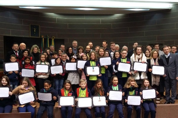 Alunos destaques de 2016 são homenageados pela Câmara Municipal de Farroupilha (RS)