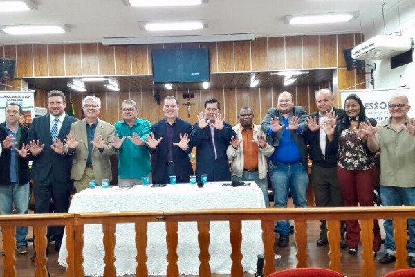 Vinicius Carvalho reúne lideranças na Câmara Municipal de Lins (SP)