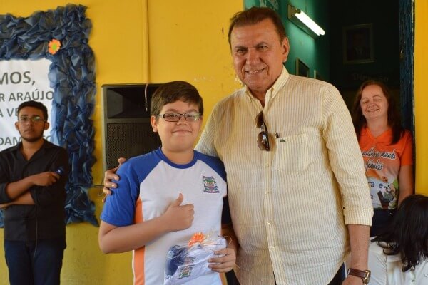 Weber Araújo inicia distribuição de uniformes para 12 mil estudantes de Russas (CE)