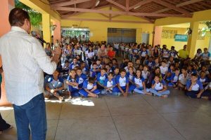 Weber Araújo inicia distribuição de uniformes para 12 mil estudantes de Russas (CE)