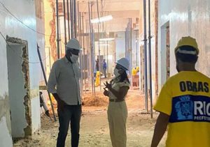 Tânia Bastos fiscaliza obra de maternidade na Ilha do Governador (RJ)