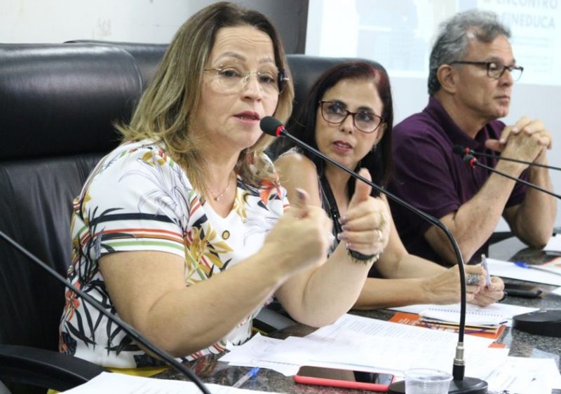Profª Ana Lúcia solicita internet gratuita para estudantes da rede pública