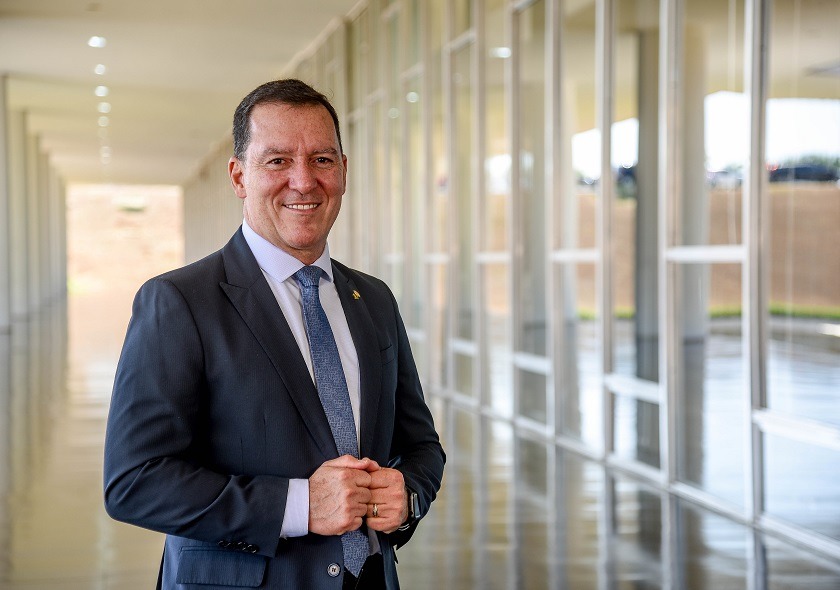 Iniciativa de Vinicius Carvalho institui campanha de doação de cabelos