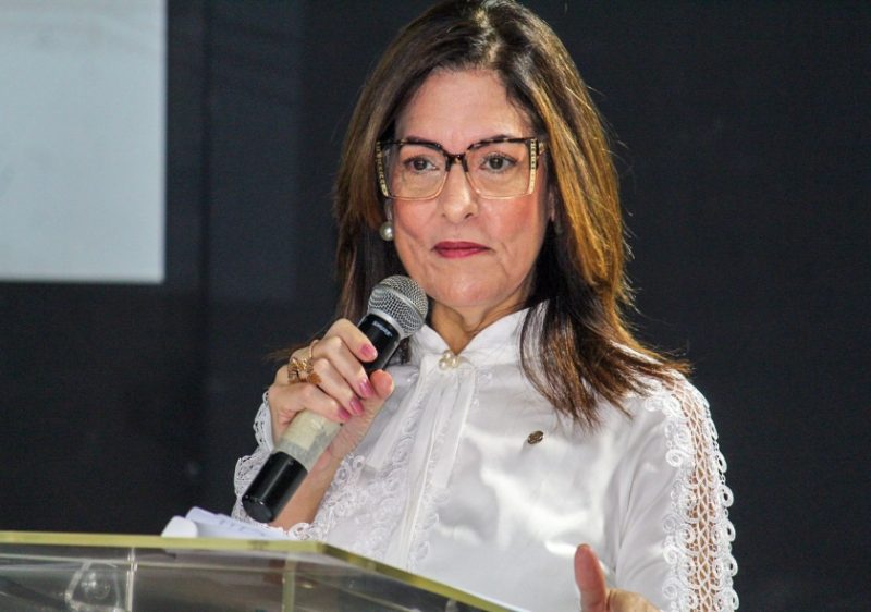 Senadora Damares Alves relança biografia