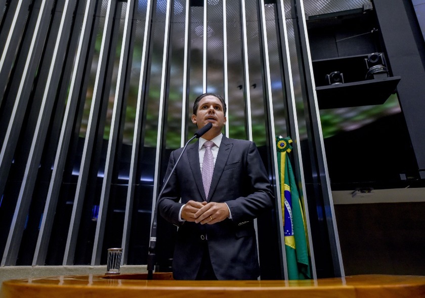 Tão derrubando tudo] Autoridades brasileiras derrubam